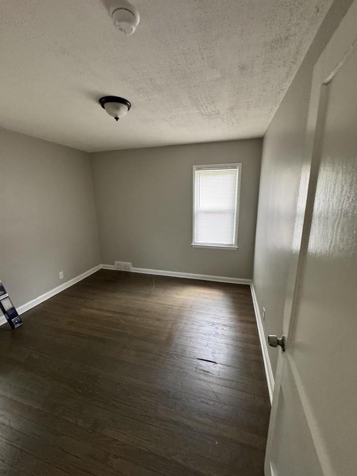 8272 Roselawn St - Photo 7 of 9