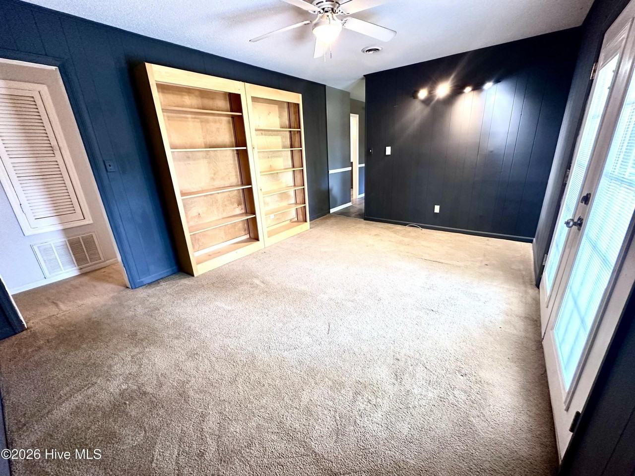 4558 Colonial Rd - Photo 3 of 27