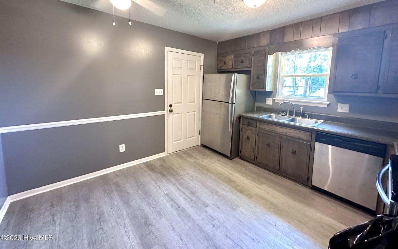 4558 Colonial Rd - Photo 5 of 27