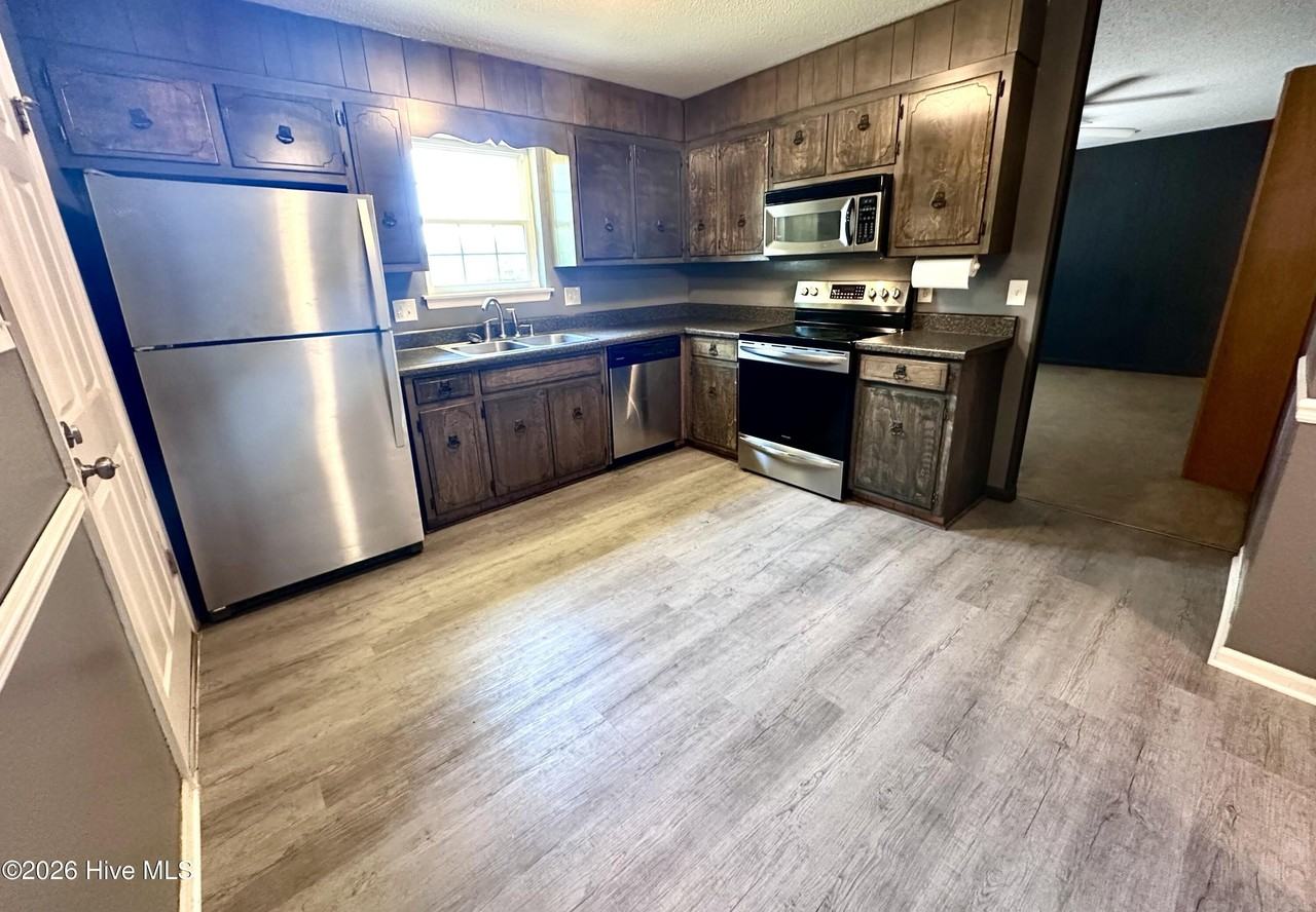 4558 Colonial Rd - Photo 6 of 27