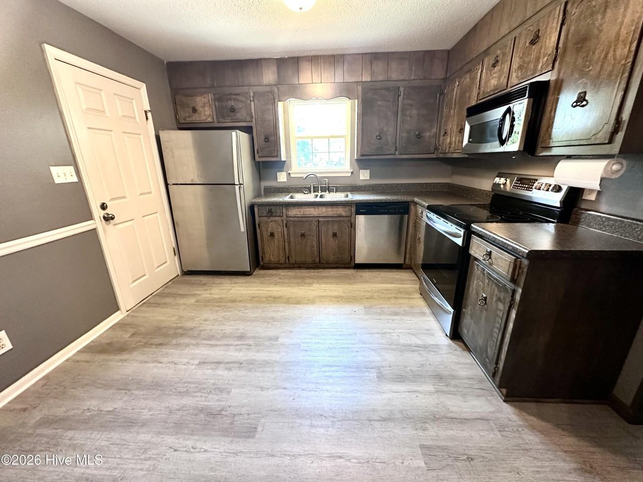 4558 Colonial Rd - Photo 7 of 27
