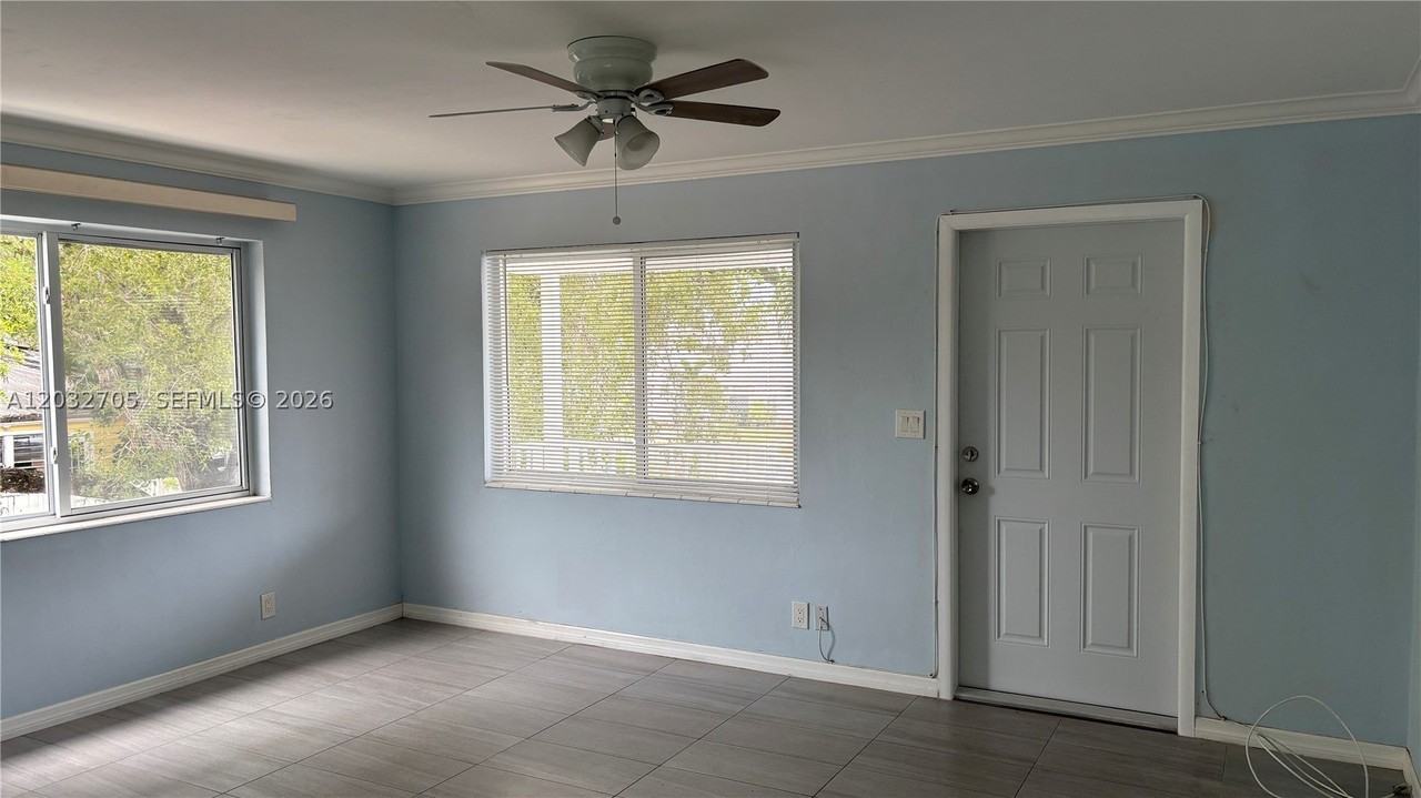 601 S 19th Ave #10 - Photo 4 of 10