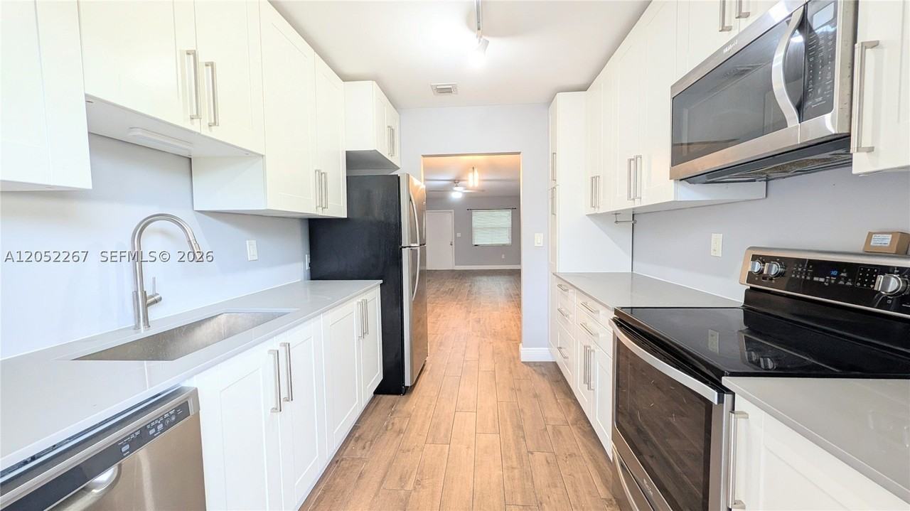 315 Se 23rd Ave #1-5 - Photo 2 of 11