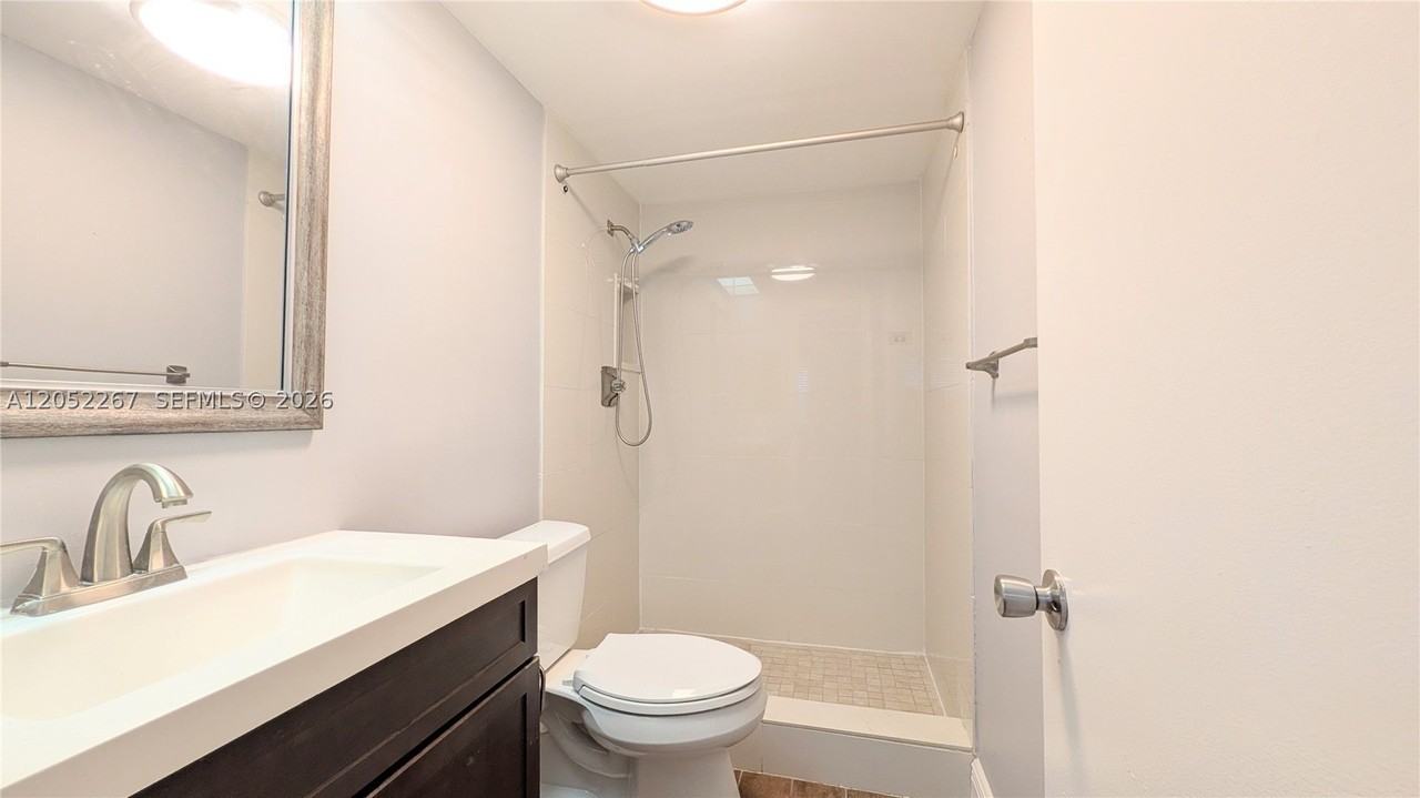 315 Se 23rd Ave #1-5 - Photo 3 of 11