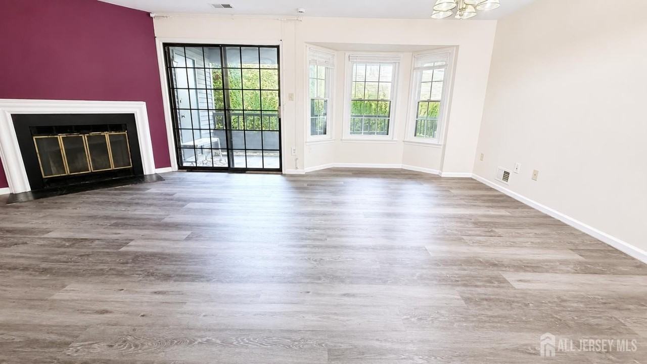 903 Woodhaven Dr - Photo 2 of 15
