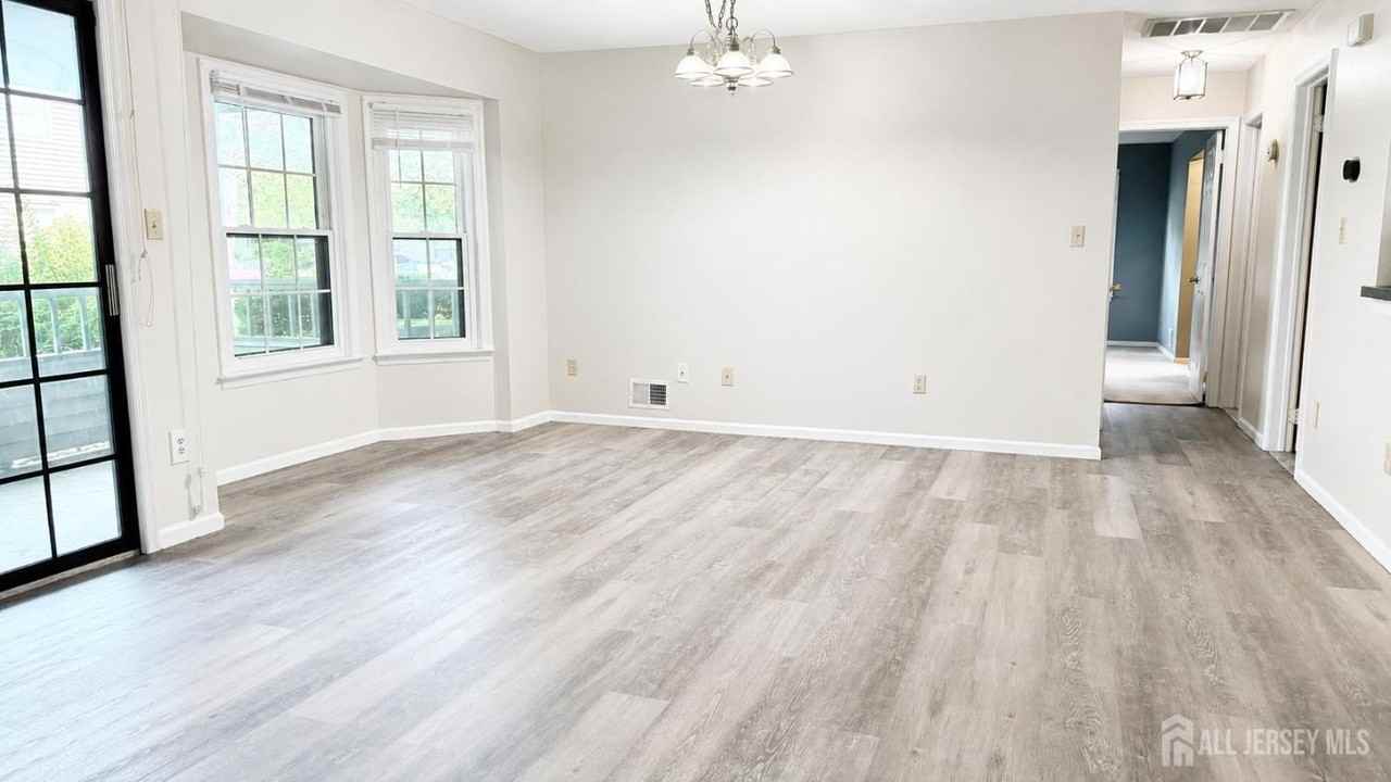 903 Woodhaven Dr - Photo 3 of 15