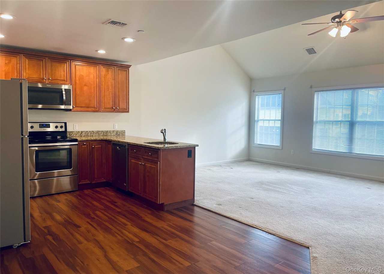 46 Islip Ave #201 - Photo 3 of 14