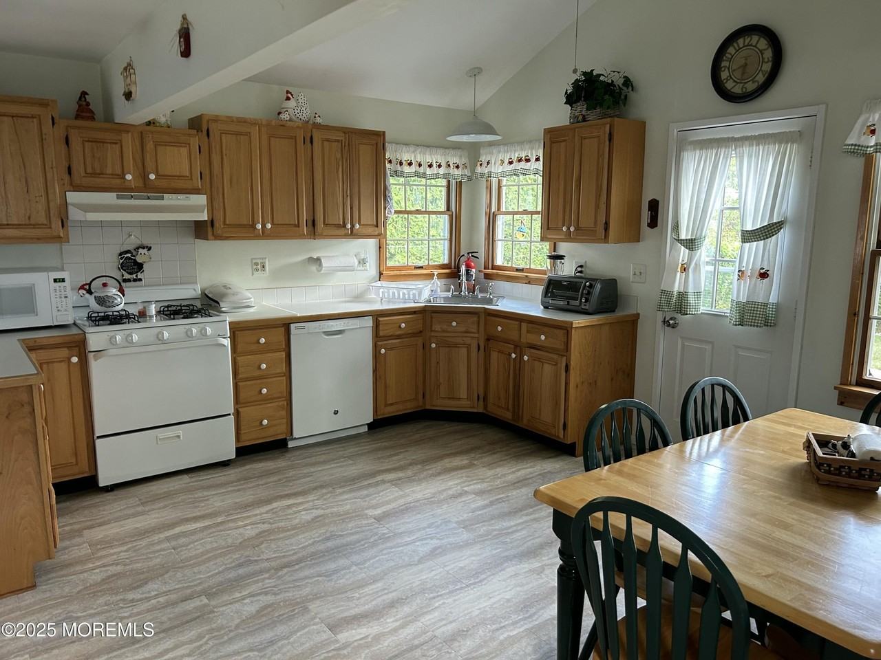 203 Princeton Ave - Photo 6 of 17