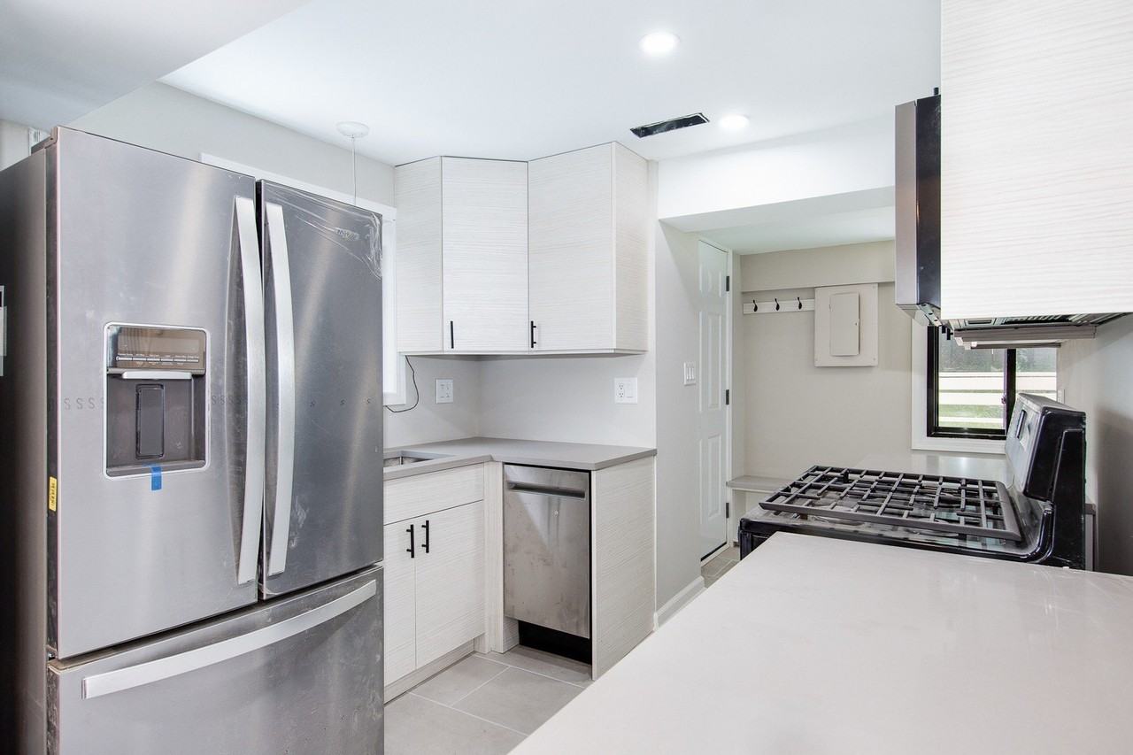 22W549 Emerson Ave - Photo 4 of 17