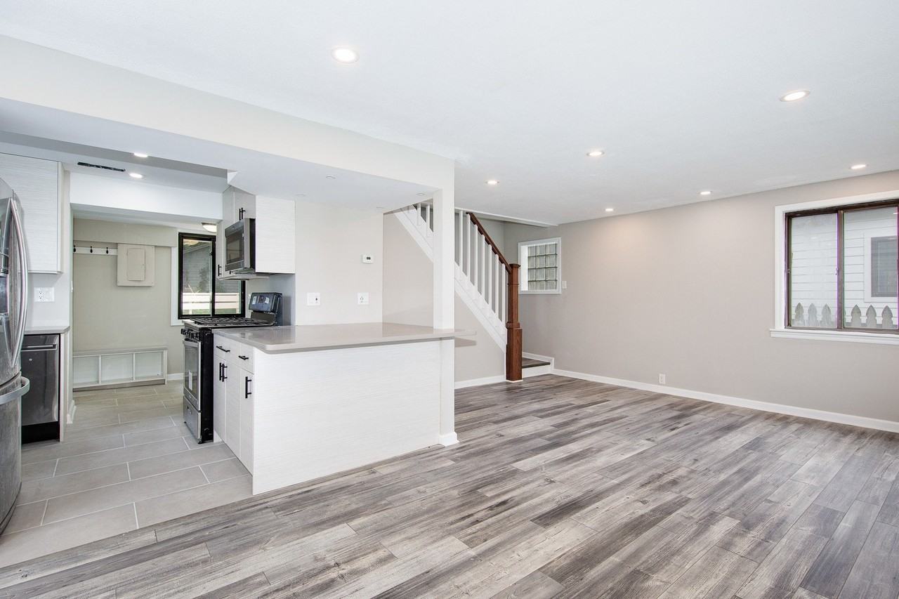22W549 Emerson Ave - Photo 5 of 17