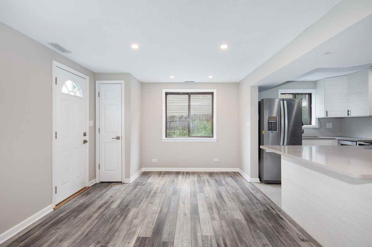 22W549 Emerson Ave - Photo 6 of 17