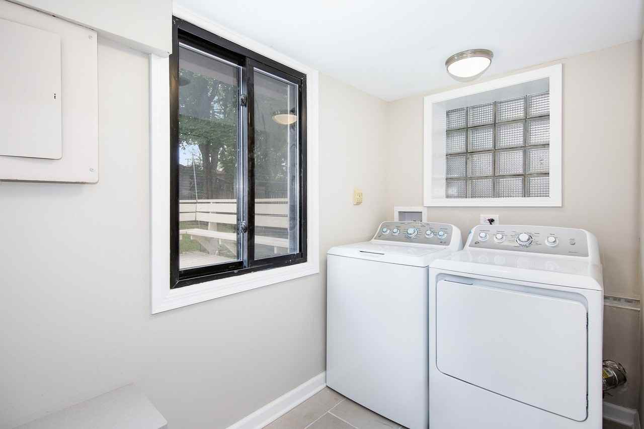 22W549 Emerson Ave - Photo 7 of 17