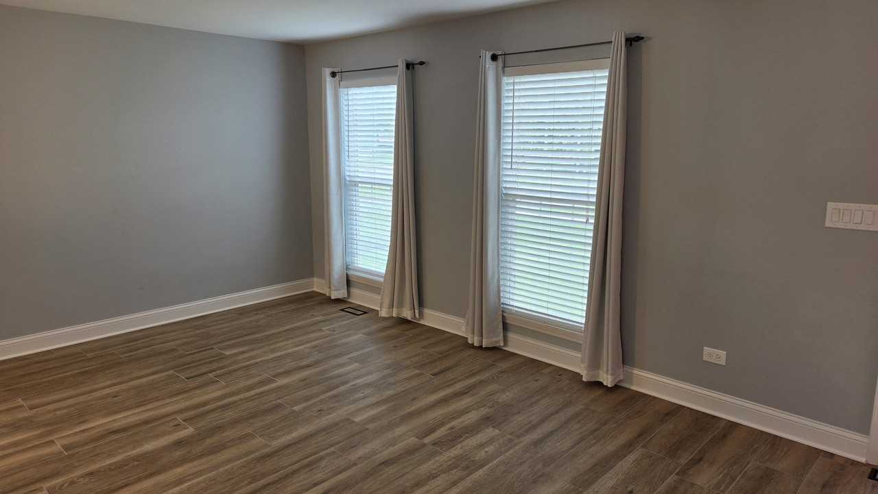 1207 Samuel Ct - Photo 2 of 6