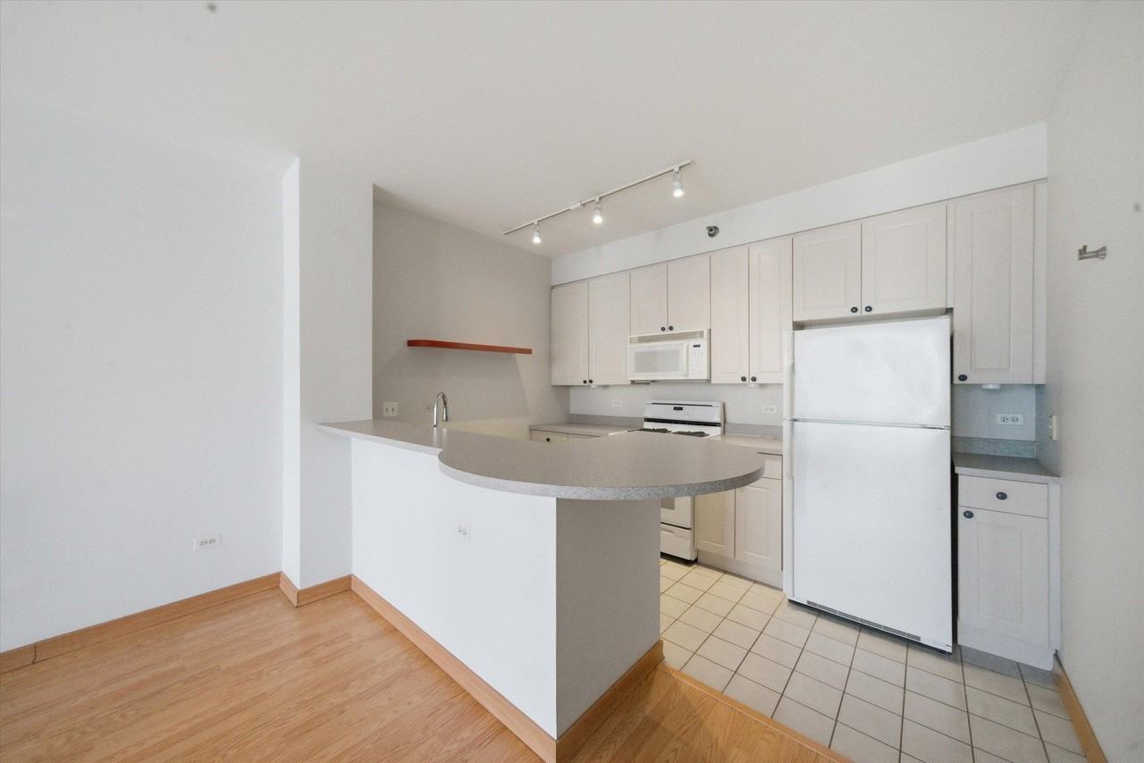 330 N Jefferson St #1606 - Photo 5 of 18