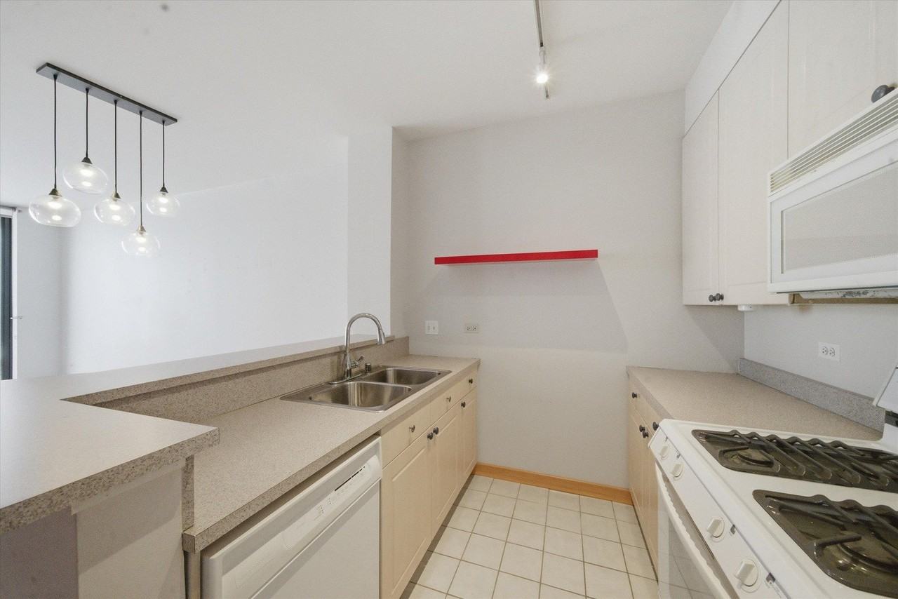 330 N Jefferson St #1606 - Photo 6 of 18