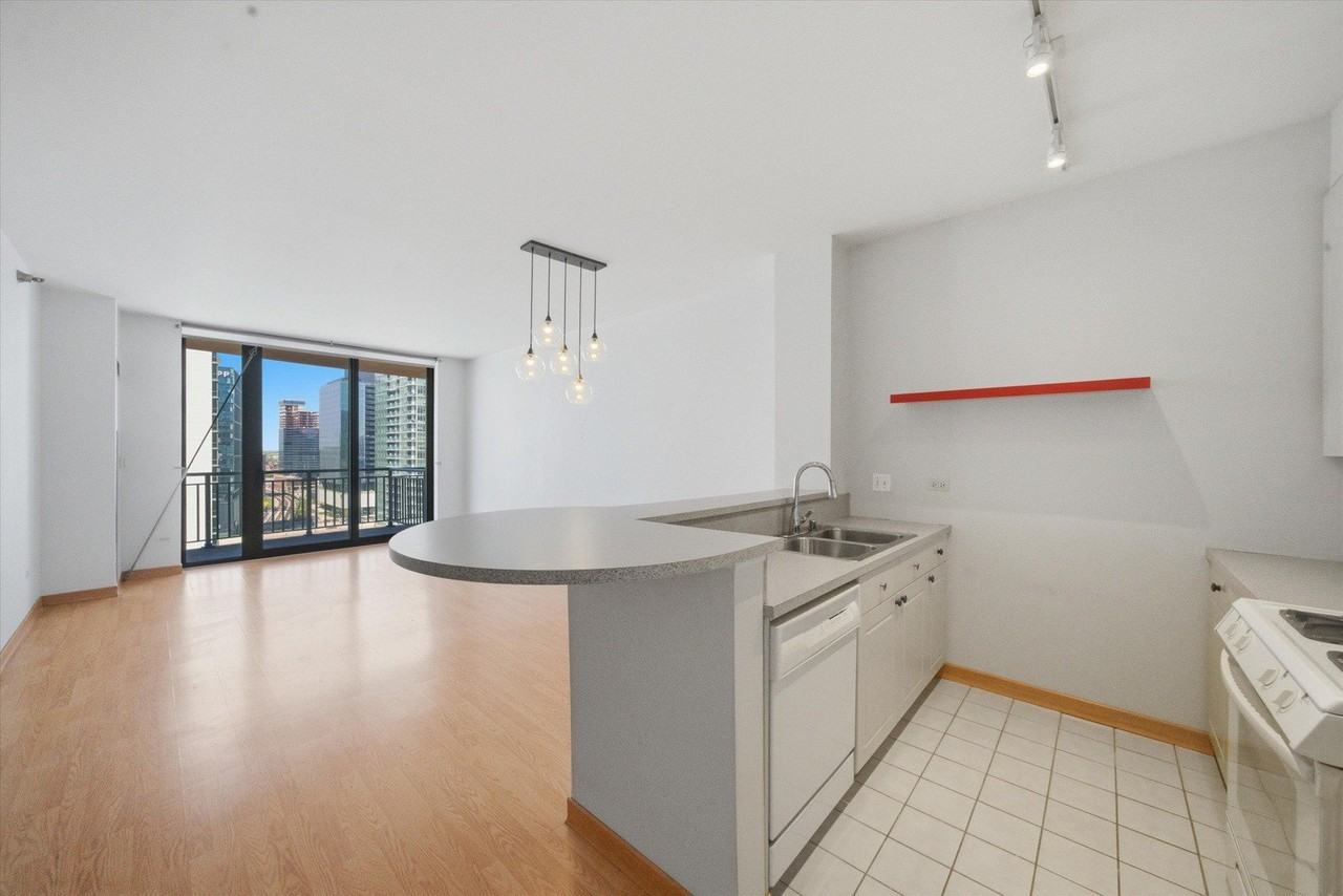 330 N Jefferson St #1606 - Photo 7 of 18