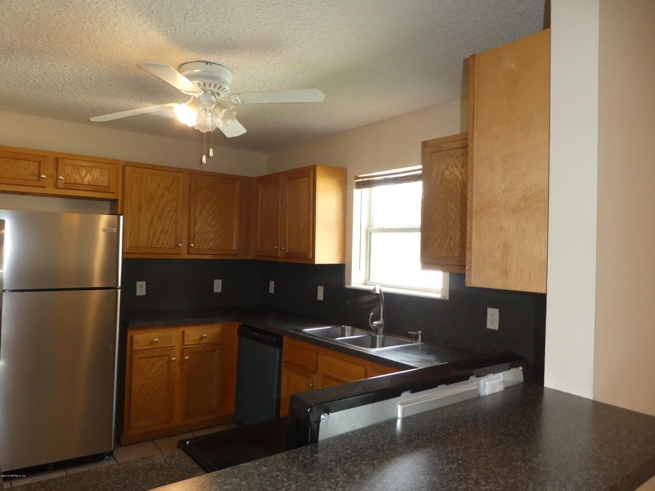 1017 Crestwood St - Photo 7 of 34