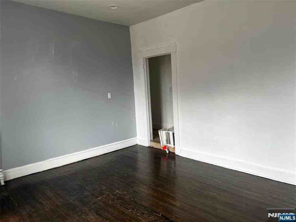 283 Paterson Ave #2 - Photo 5 of 12