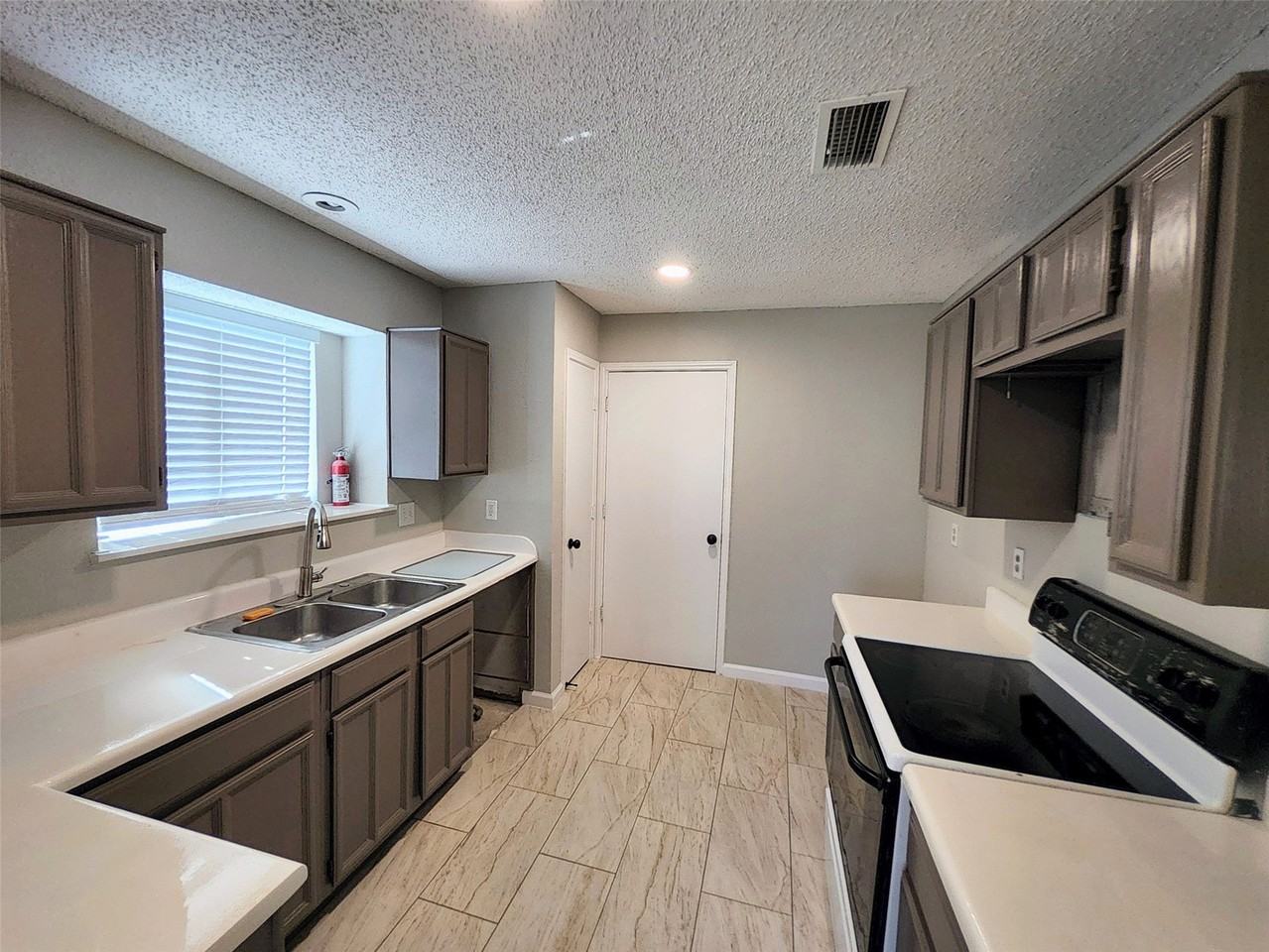 2641 Berkshire Ln - Photo 7 of 21