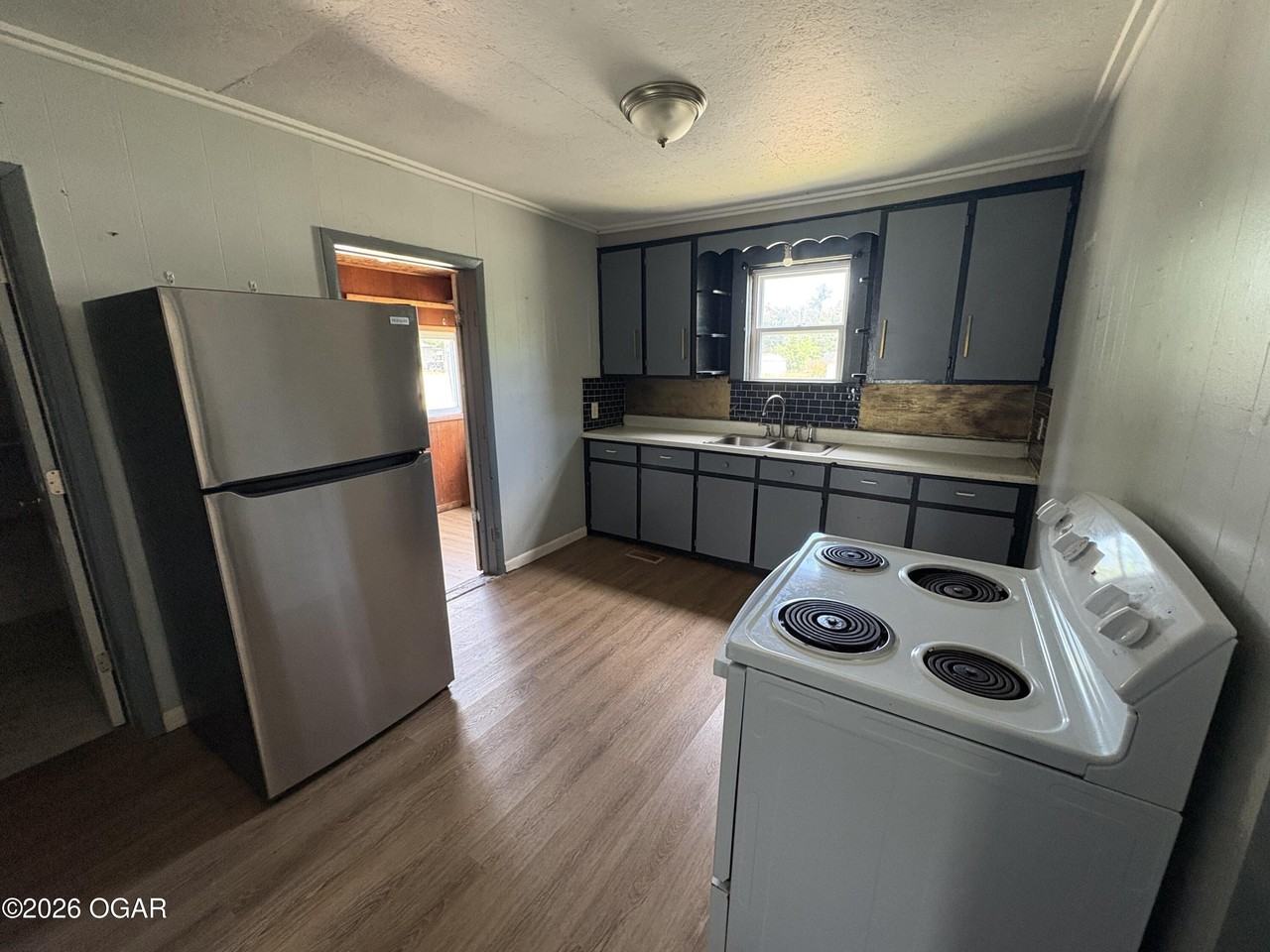 1402 Iowa Ave - Photo 2 of 7