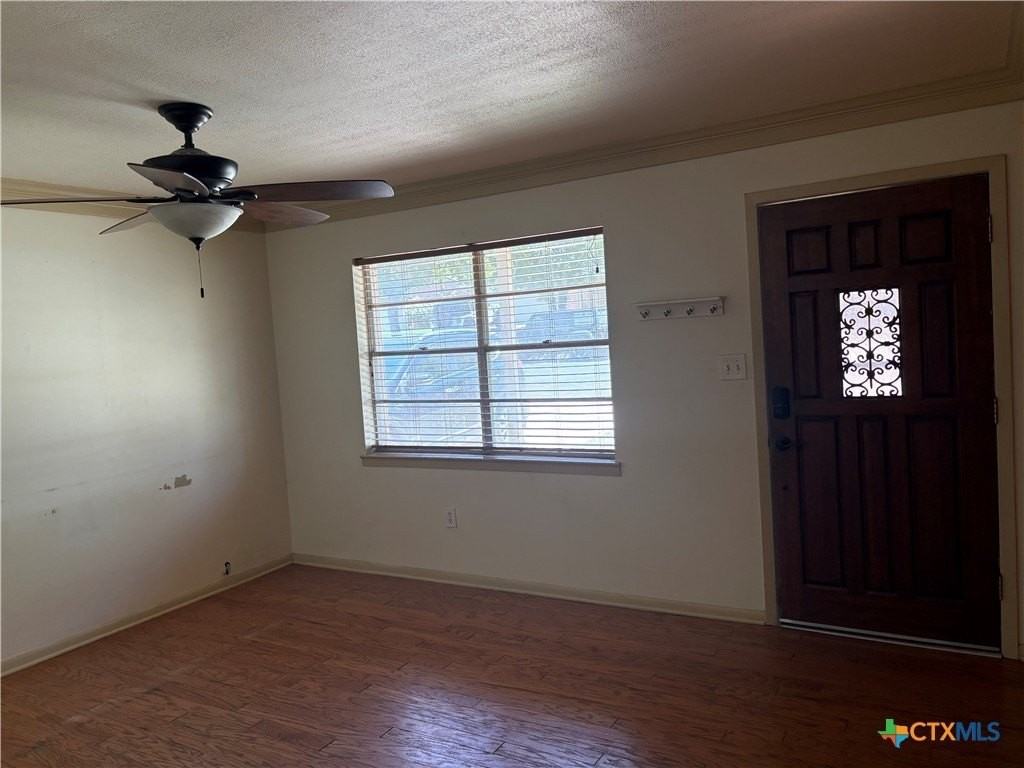 304 Julie St - Photo 3 of 14