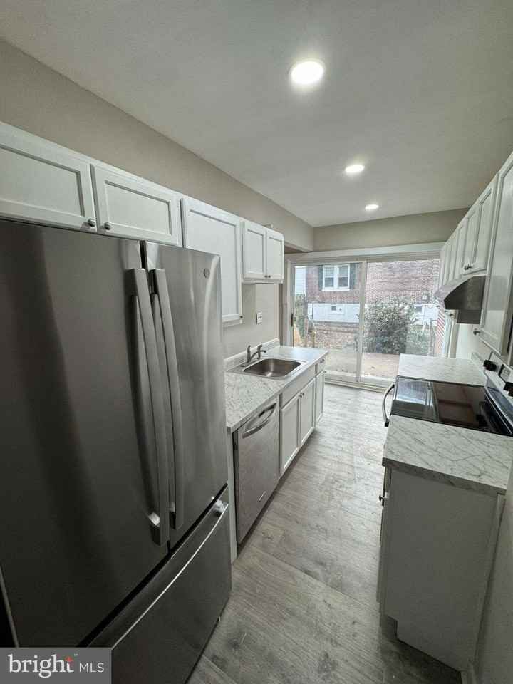 1718 W 14th St - Photo 4 of 15