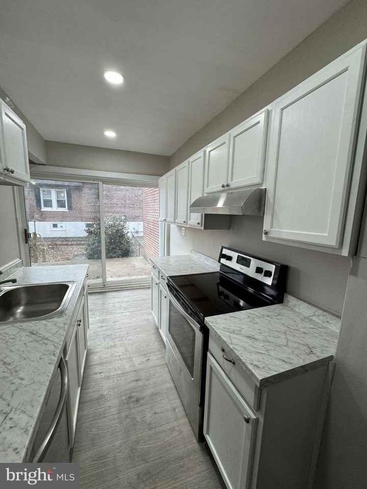 1718 W 14th St - Photo 5 of 15