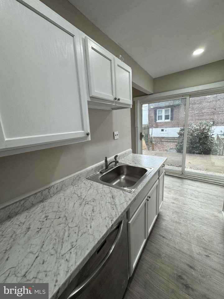 1718 W 14th St - Photo 6 of 15