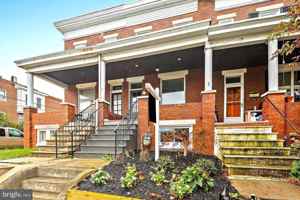featured image of 1327 W 42nd St