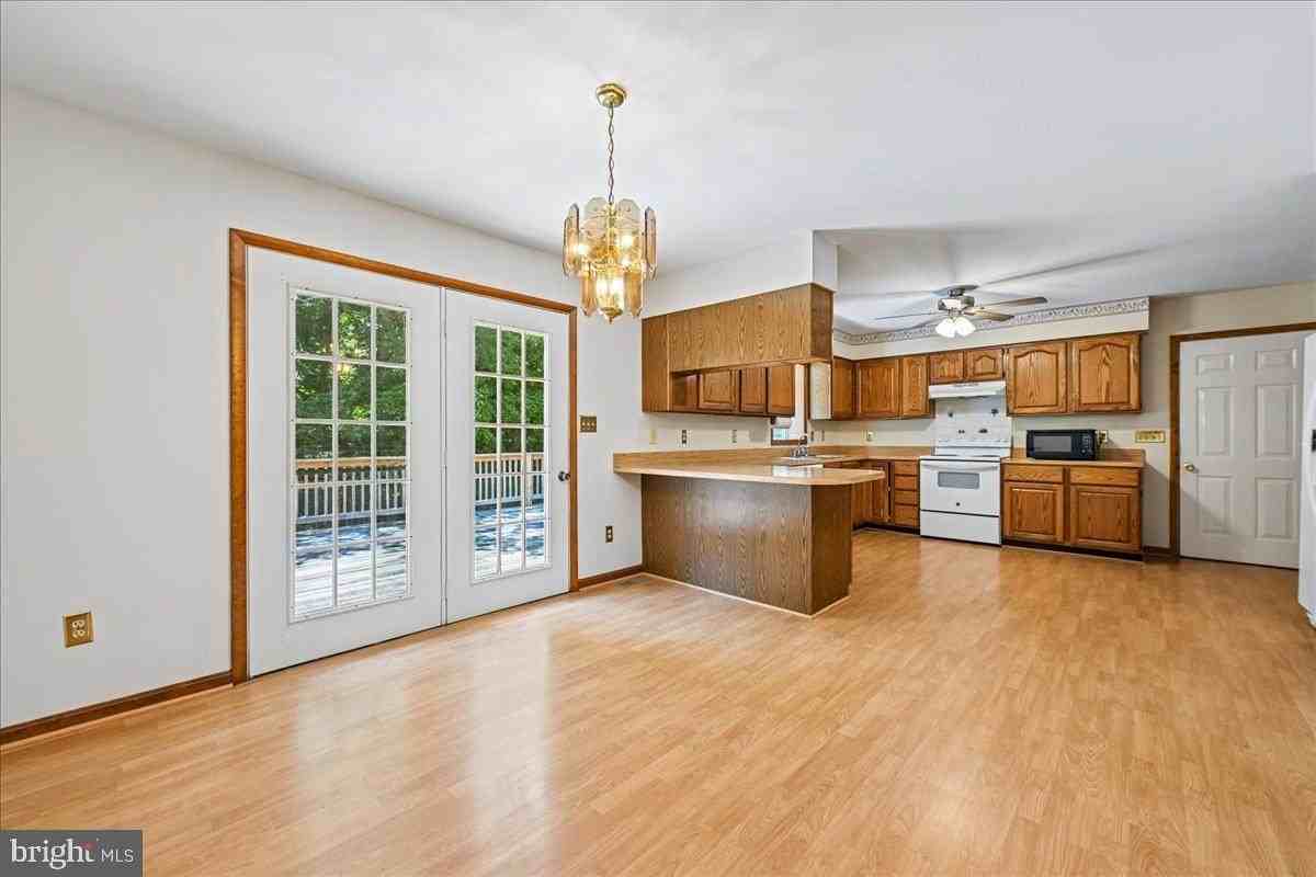 13245 Croom Rd - Photo 4 of 50
