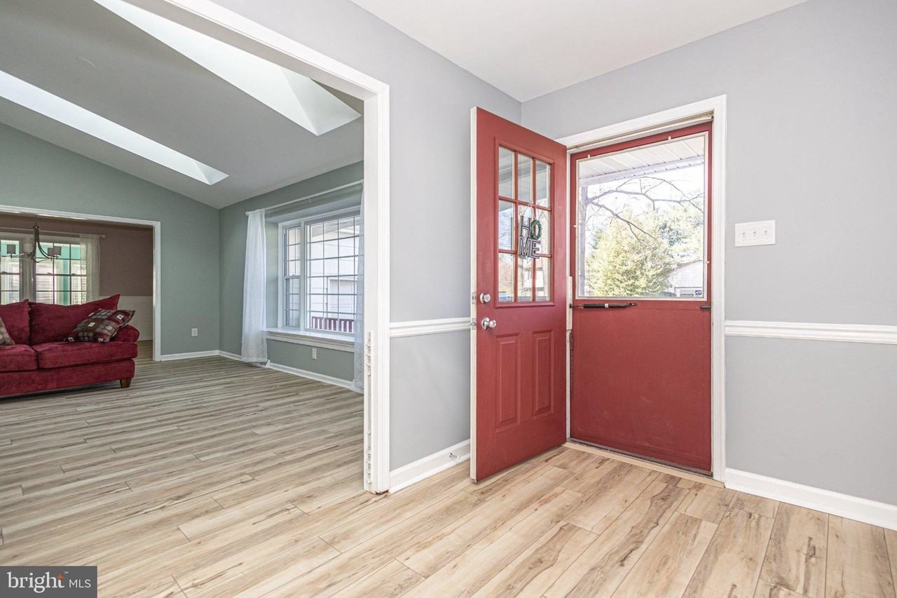 1003 Darby Dr - Photo 5 of 50