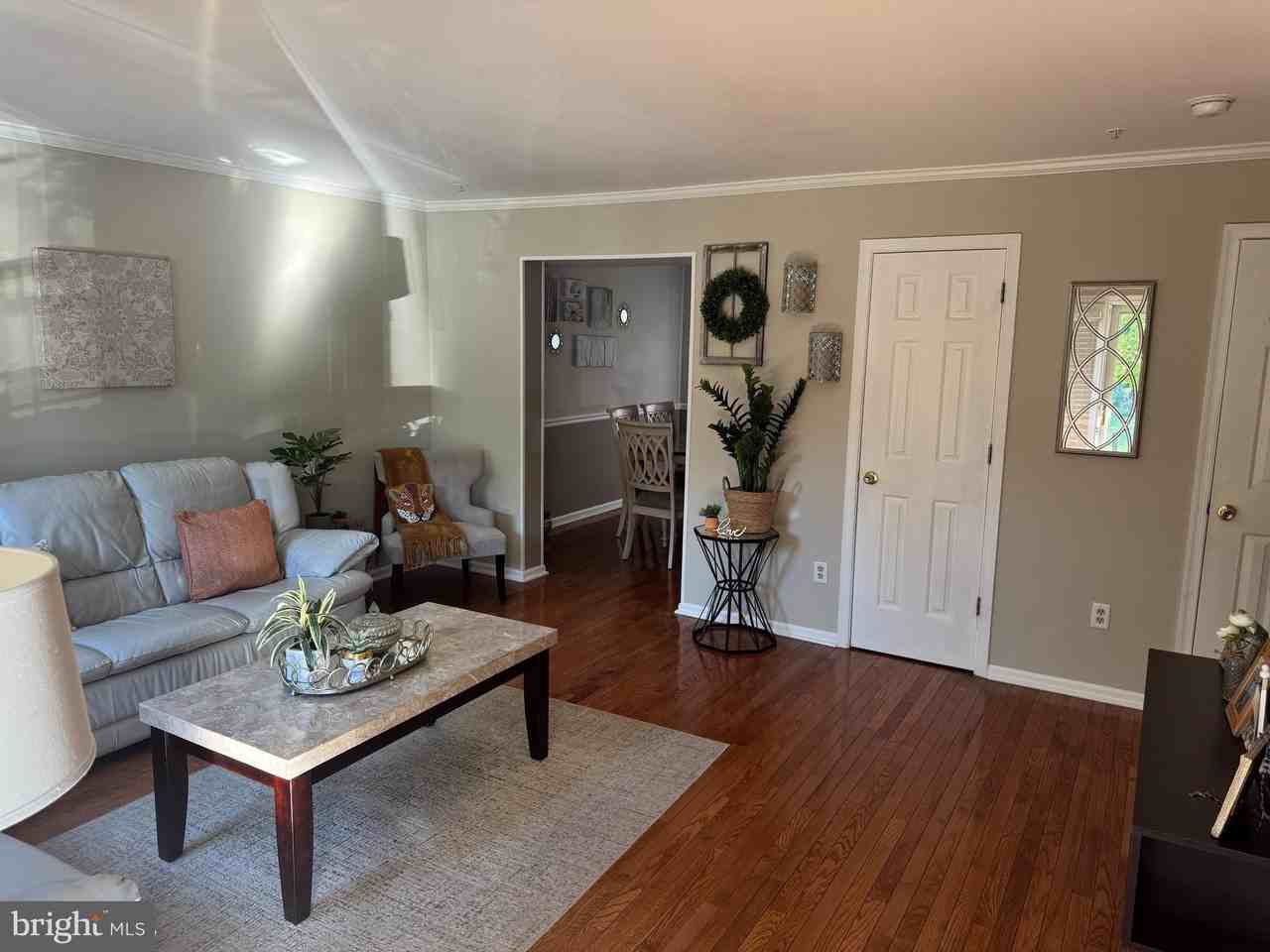 1003 Woodview Ct - Photo 3 of 18