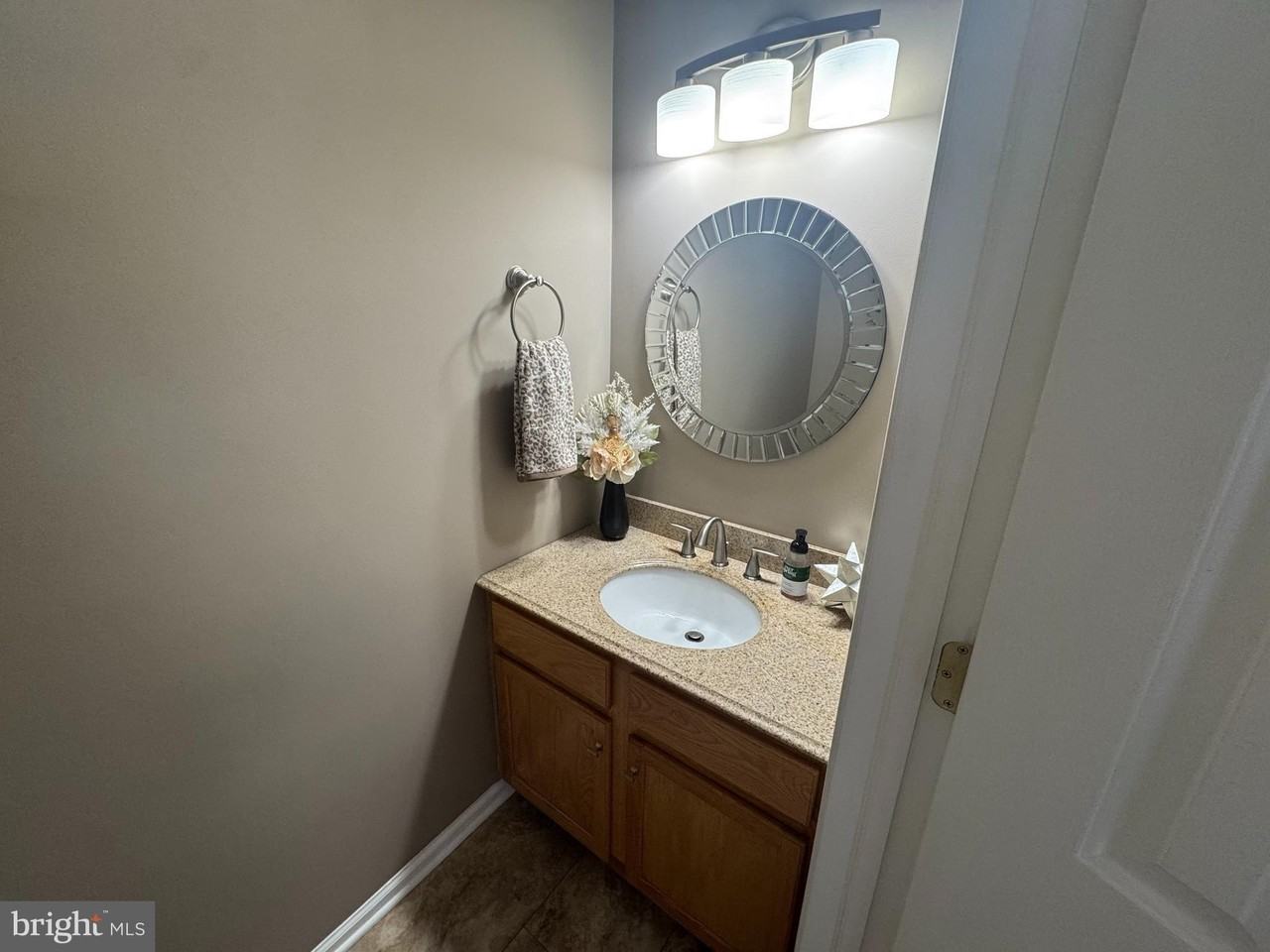 1003 Woodview Ct - Photo 5 of 18