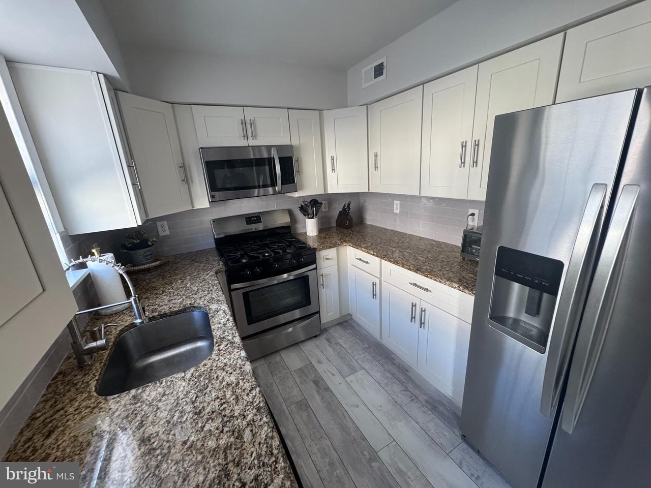 1003 Woodview Ct - Photo 6 of 18