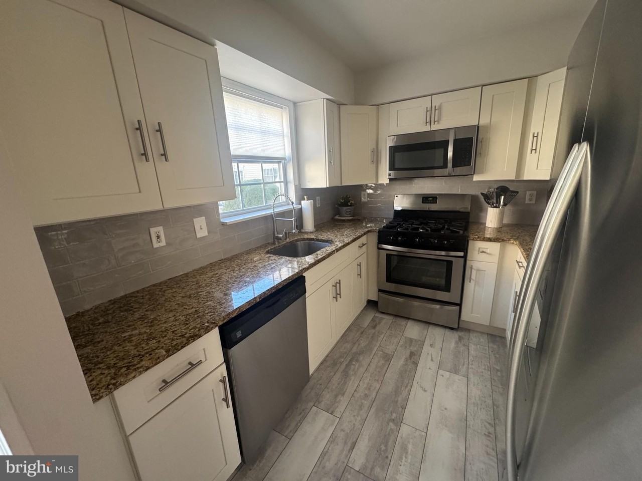 1003 Woodview Ct - Photo 7 of 18