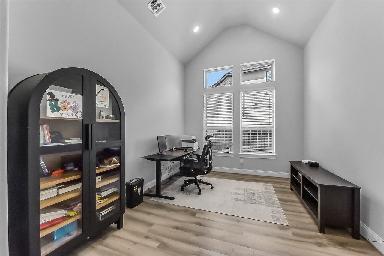 11927 Carillon Forest Dr - Photo 4 of 38