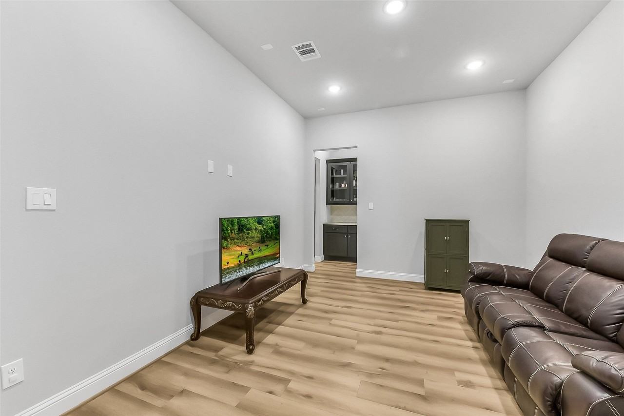 11927 Carillon Forest Dr - Photo 6 of 38