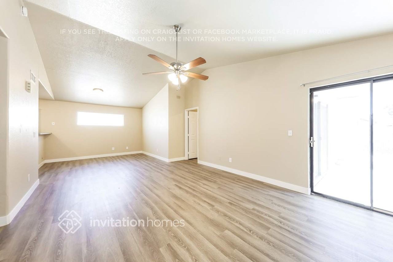 8142 W Mescal St - Photo 4 of 17
