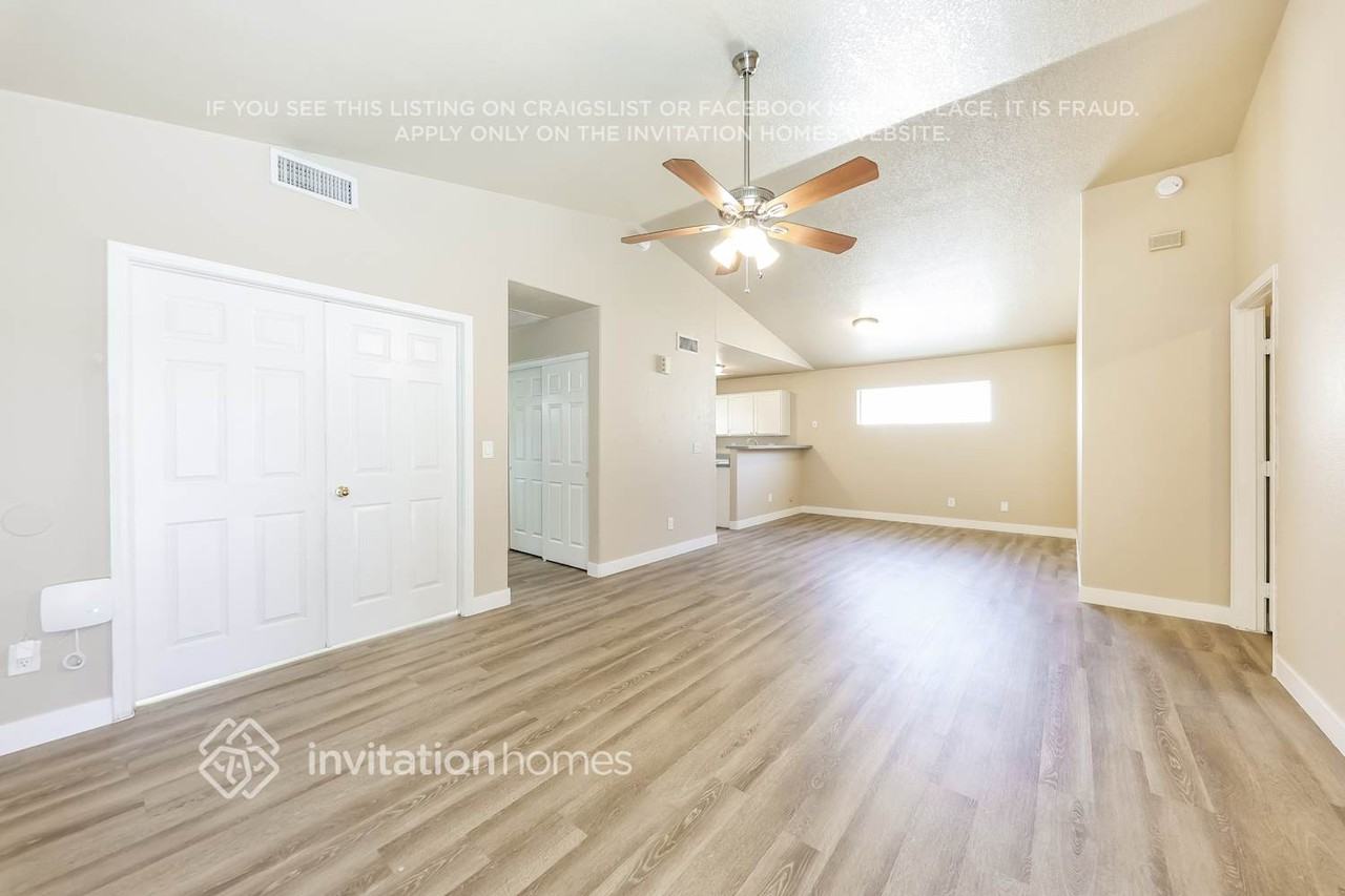 8142 W Mescal St - Photo 5 of 17