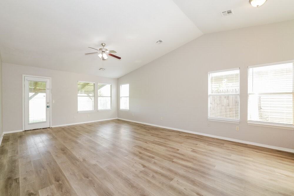 1101 Edinburg Dr - Photo 4 of 16