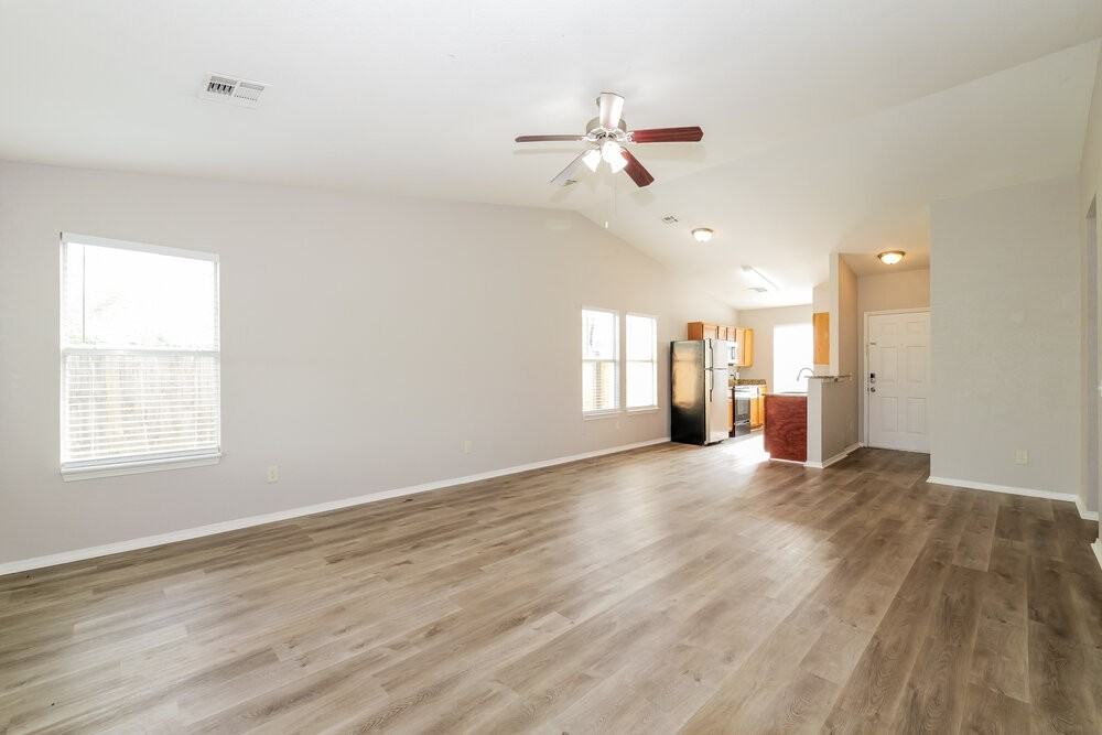 1101 Edinburg Dr - Photo 5 of 16