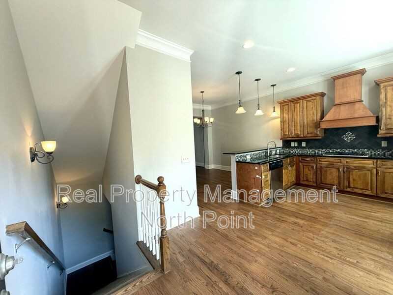 3026 Eltham Pl - Photo 4 of 43