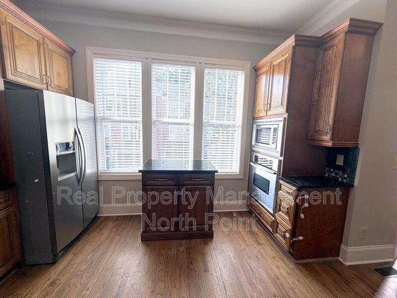 3026 Eltham Pl - Photo 7 of 43