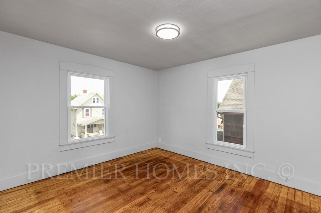 1536 Glendale Pl Ne - Photo 4 of 19