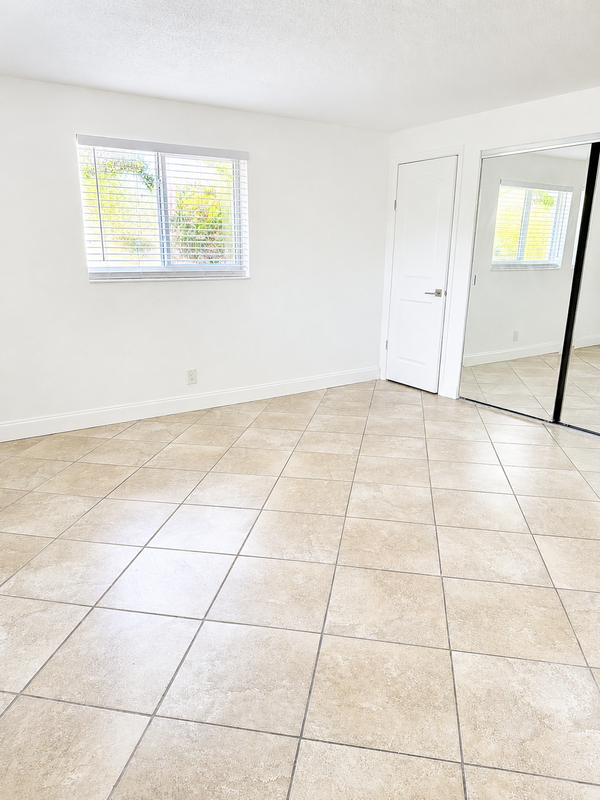 3660 Ne 6th Ave - Photo 4 of 9