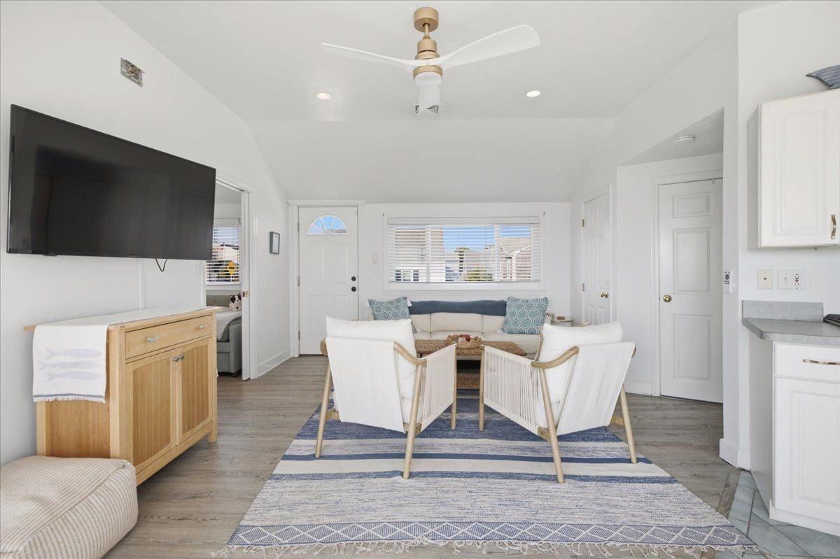 490 Ocean St - Photo 4 of 33