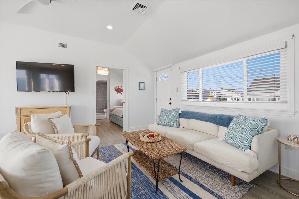 490 Ocean St - Photo 5 of 33