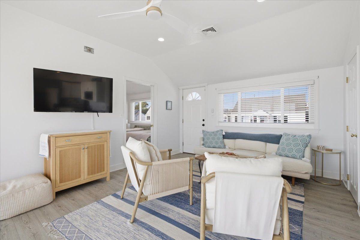 490 Ocean St - Photo 7 of 33