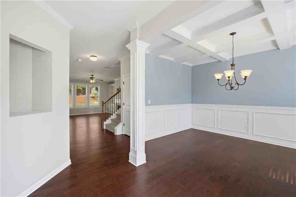 4910 Belcrest Way - Photo 6 of 45