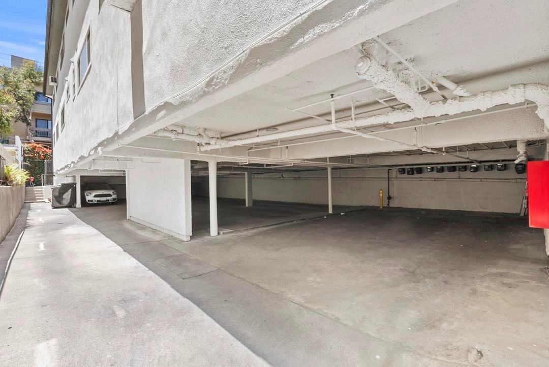 739 N Sweetzer Ave - Photo 7 of 50